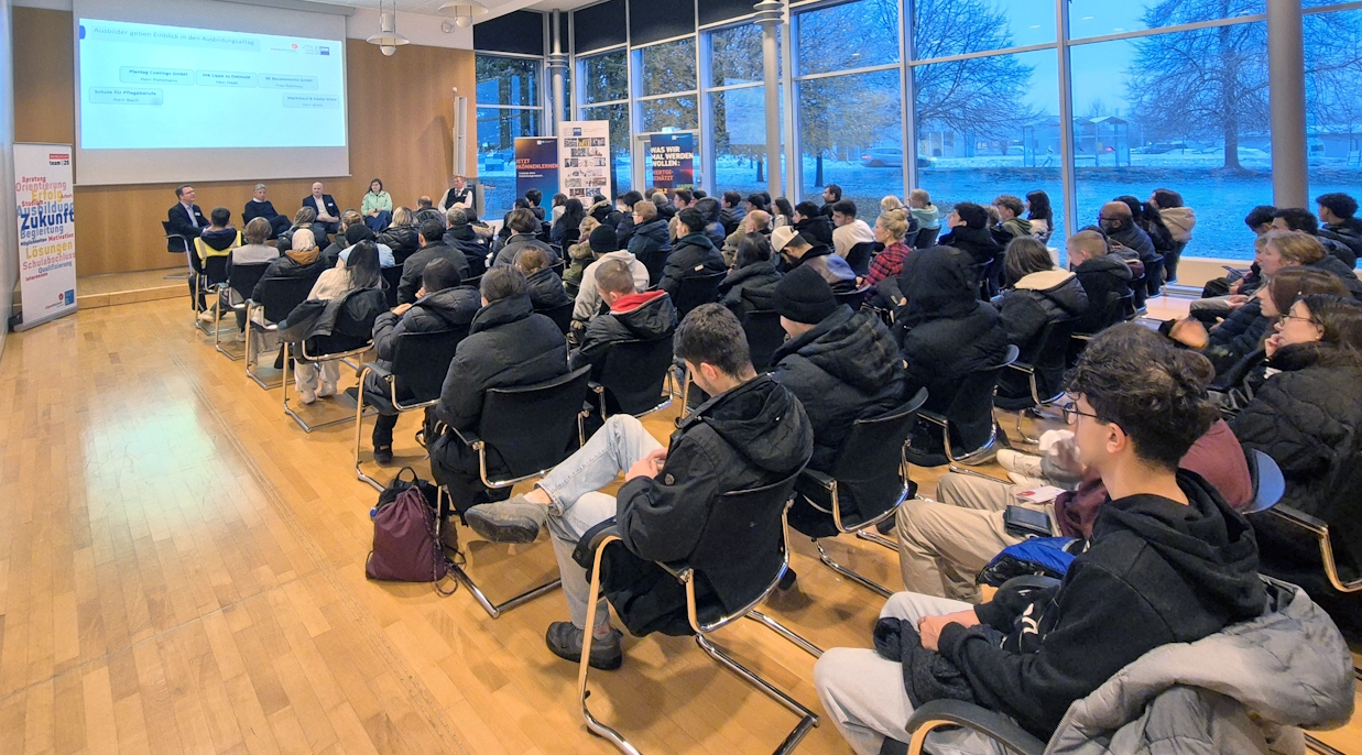 Foto: Saal mit Teilnehmerinnen und Teilnehmern der Podiumsdiskussion